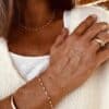 bracelet  Victoire , chaine dorée et perles blanches – Image 5