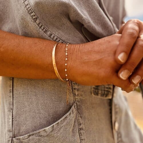 bracelet  Victoire , chaine dorée et perles blanches