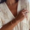 bracelet  Victoire , chaine dorée et perles blanches – Image 3