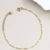bracelet  Victoire , chaine dorée et perles blanches – Image 6
