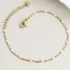 bracelet  Victoire , chaine dorée et perles blanches – Image 7