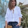 Chemise en lin blanche Albane – Coupe droite ample et boutons nacrés Élégante et confortable, la chemise Albane en lin est un choix parfait pour un look chic et décontracté. Description La chemise en lin blanche Albane est une pièce intemporelle qui se distingue par sa coupe droite ample et son col Mao. Confectionnée dans un lin léger et respirant, elle est idéale pour la saison chaude. Son tissu naturel offre une sensation de confort toute la journée. Les manches longues fermées par des boutons nacrés ajoutent une touche élégante à la chemise. Les boutons nacrés complètent parfaitement le style minimaliste de cette pièce. La taille unique convient aux tailles allant du 36 au 42, s'adaptant ainsi à une large gamme de morphologies. Fabriquée en Italie, cette chemise incarne l'art de la confection italienne avec une attention particulière aux détails et à la qualité des matériaux. Facile à porter, elle peut être associée à un jean pour un look décontracté ou à un pantalon fluide pour une allure plus élégante. Lin léger et respirant pour plus de confort Coupe droite ample pour une silhouette fluide Col Mao pour une touche moderne et chic Manches longues fermées par des boutons nacrés Taille unique (convient du 36 au 42) Fabrication italienne de haute qualité Couleur blanche intemporelle Un essentiel à adopter pour un look élégant et décontracté. Détails produit Coupe : Droite ample Matière : Lin naturel Manches : Longues avec boutons nacrés Col : Mao Boutons : Nacrés Couleur : Blanche Origine : Fabrication italienne Saison : Printemps / Été