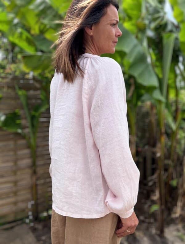Chemise en lin rose poudré Albane, coupe, ample et col mao – Image 5
