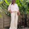 Pantalon femme en lin beige clair - Modèle Pierre Élégance naturelle et confort absolu : découvrez le pantalon Pierre en beige clair. Fabriqué en Italie, il est conçu en lin de qualité supérieure. Coupe droite et fluide Taille haute avec pinces Passants pour ceinture Ceinture amovible assortie incluse Deux poches latérales pratiques Coloris beige clair, doux et lumineux Tissu 100 % lin, respirant et léger Le pantalon Pierre est une pièce facile à associer, idéale pour les saisons douces. Portez-le avec un top ajusté ou une chemise fluide selon vos envies. Conseil taille : Le modèle taille normalement. Prenez votre taille habituelle.