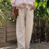 Pantalon femme en lin beige clair - Modèle Pierre Élégance naturelle et confort absolu : découvrez le pantalon Pierre en beige clair. Fabriqué en Italie, il est conçu en lin de qualité supérieure. Coupe droite et fluide Taille haute avec pinces Passants pour ceinture Ceinture amovible assortie incluse Deux poches latérales pratiques Coloris beige clair, doux et lumineux Tissu 100 % lin, respirant et léger Le pantalon Pierre est une pièce facile à associer, idéale pour les saisons douces. Portez-le avec un top ajusté ou une chemise fluide selon vos envies. Conseil taille : Le modèle taille normalement. Prenez votre taille habituelle.