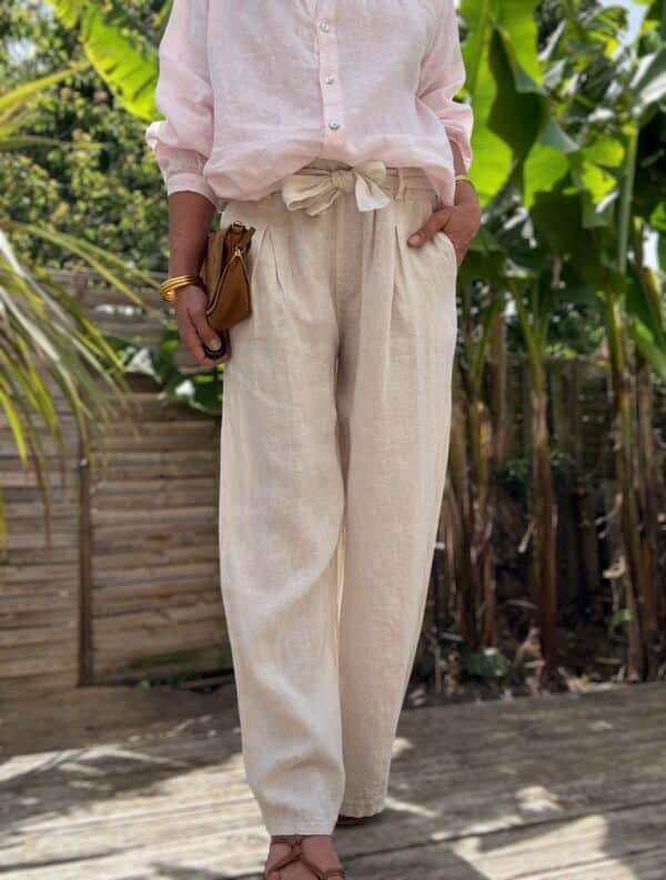 Pantalon femme en lin beige clair - Modèle Pierre Élégance naturelle et confort absolu : découvrez le pantalon Pierre en beige clair. Fabriqué en Italie, il est conçu en lin de qualité supérieure. Coupe droite et fluide Taille haute avec pinces Passants pour ceinture Ceinture amovible assortie incluse Deux poches latérales pratiques Coloris beige clair, doux et lumineux Tissu 100 % lin, respirant et léger Le pantalon Pierre est une pièce facile à associer, idéale pour les saisons douces. Portez-le avec un top ajusté ou une chemise fluide selon vos envies. Conseil taille : Le modèle taille normalement. Prenez votre taille habituelle.