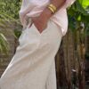 Pantalon femme en lin beige clair - Modèle Pierre Élégance naturelle et confort absolu : découvrez le pantalon Pierre en beige clair. Fabriqué en Italie, il est conçu en lin de qualité supérieure. Coupe droite et fluide Taille haute avec pinces Passants pour ceinture Ceinture amovible assortie incluse Deux poches latérales pratiques Coloris beige clair, doux et lumineux Tissu 100 % lin, respirant et léger Le pantalon Pierre est une pièce facile à associer, idéale pour les saisons douces. Portez-le avec un top ajusté ou une chemise fluide selon vos envies. Conseil taille : Le modèle taille normalement. Prenez votre taille habituelle.