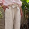 Pantalon femme en lin beige clair - Modèle Pierre Élégance naturelle et confort absolu : découvrez le pantalon Pierre en beige clair. Fabriqué en Italie, il est conçu en lin de qualité supérieure. Coupe droite et fluide Taille haute avec pinces Passants pour ceinture Ceinture amovible assortie incluse Deux poches latérales pratiques Coloris beige clair, doux et lumineux Tissu 100 % lin, respirant et léger Le pantalon Pierre est une pièce facile à associer, idéale pour les saisons douces. Portez-le avec un top ajusté ou une chemise fluide selon vos envies. Conseil taille : Le modèle taille normalement. Prenez votre taille habituelle.