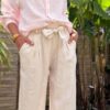 Pantalon femme en lin beige clair - Modèle Pierre Élégance naturelle et confort absolu : découvrez le pantalon Pierre en beige clair. Fabriqué en Italie, il est conçu en lin de qualité supérieure. Coupe droite et fluide Taille haute avec pinces Passants pour ceinture Ceinture amovible assortie incluse Deux poches latérales pratiques Coloris beige clair, doux et lumineux Tissu 100 % lin, respirant et léger Le pantalon Pierre est une pièce facile à associer, idéale pour les saisons douces. Portez-le avec un top ajusté ou une chemise fluide selon vos envies. Conseil taille : Le modèle taille normalement. Prenez votre taille habituelle.