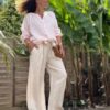 Pantalon femme en lin beige clair - Modèle Pierre Élégance naturelle et confort absolu : découvrez le pantalon Pierre en beige clair. Fabriqué en Italie, il est conçu en lin de qualité supérieure. Coupe droite et fluide Taille haute avec pinces Passants pour ceinture Ceinture amovible assortie incluse Deux poches latérales pratiques Coloris beige clair, doux et lumineux Tissu 100 % lin, respirant et léger Le pantalon Pierre est une pièce facile à associer, idéale pour les saisons douces. Portez-le avec un top ajusté ou une chemise fluide selon vos envies. Conseil taille : Le modèle taille normalement. Prenez votre taille habituelle.