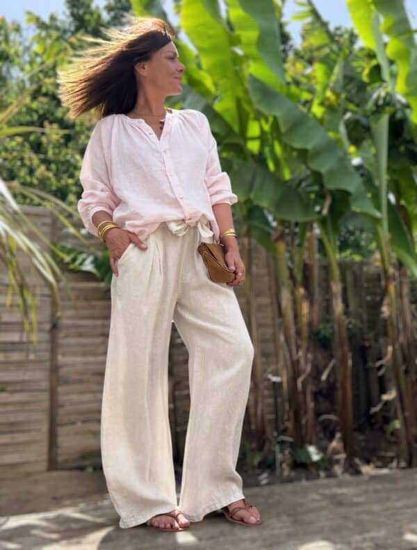 Pantalon femme en lin beige clair - Modèle Pierre Élégance naturelle et confort absolu : découvrez le pantalon Pierre en beige clair. Fabriqué en Italie, il est conçu en lin de qualité supérieure. Coupe droite et fluide Taille haute avec pinces Passants pour ceinture Ceinture amovible assortie incluse Deux poches latérales pratiques Coloris beige clair, doux et lumineux Tissu 100 % lin, respirant et léger Le pantalon Pierre est une pièce facile à associer, idéale pour les saisons douces. Portez-le avec un top ajusté ou une chemise fluide selon vos envies. Conseil taille : Le modèle taille normalement. Prenez votre taille habituelle.