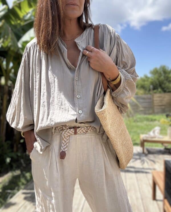 Chemise Clémence en voile de coton – Taupe Légère, fluide et naturelle, la chemise Clémence est votre alliée chic de l'été. Fabriquée en Italie. Couleur : Taupe Matière : 100 % voile de coton Taille unique : convient du 36 au 42/44 Coupe : Ample et fluide Finitions : Boutons en nacre Fabrication : Italie La chemise Clémence en voile de coton est une pièce légère, fluide et parfaite pour la saison estivale. Sa couleur taupe, douce et naturelle, s'accorde facilement avec toutes vos tenues estivales. Grâce à sa matière respirante, elle se porte même lors des journées les plus chaudes. Sa coupe ample et confortable convient à toutes les morphologies, du 36 au 44. Les boutons en nacre ajoutent une touche d’élégance discrète à l’ensemble. Polyvalente, vous pouvez la porter ouverte sur un top, nouée à la taille ou rentrée dans un short. Fabriquée en Italie, elle allie qualité, style et confort. Clémence deviendra vite un indispensable de votre dressing d'été. Conseil style : Associez-la à un pantalon blanc et des sandales plates pour un look estival naturel et chic. #chemiseClémence #voiledecoton #fabriquéenitalie #modefemme #tailleunique