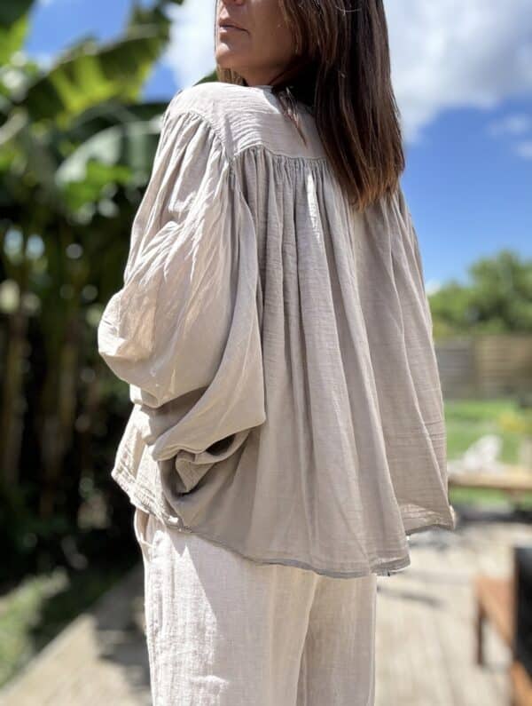 Chemise Clémence en voile de coton – Taupe Légère, fluide et naturelle, la chemise Clémence est votre alliée chic de l'été. Fabriquée en Italie. Couleur : Taupe Matière : 100 % voile de coton Taille unique : convient du 36 au 42/44 Coupe : Ample et fluide Finitions : Boutons en nacre Fabrication : Italie La chemise Clémence en voile de coton est une pièce légère, fluide et parfaite pour la saison estivale. Sa couleur taupe, douce et naturelle, s'accorde facilement avec toutes vos tenues estivales. Grâce à sa matière respirante, elle se porte même lors des journées les plus chaudes. Sa coupe ample et confortable convient à toutes les morphologies, du 36 au 44. Les boutons en nacre ajoutent une touche d’élégance discrète à l’ensemble. Polyvalente, vous pouvez la porter ouverte sur un top, nouée à la taille ou rentrée dans un short. Fabriquée en Italie, elle allie qualité, style et confort. Clémence deviendra vite un indispensable de votre dressing d'été. Conseil style : Associez-la à un pantalon blanc et des sandales plates pour un look estival naturel et chic. #chemiseClémence #voiledecoton #fabriquéenitalie #modefemme #tailleunique