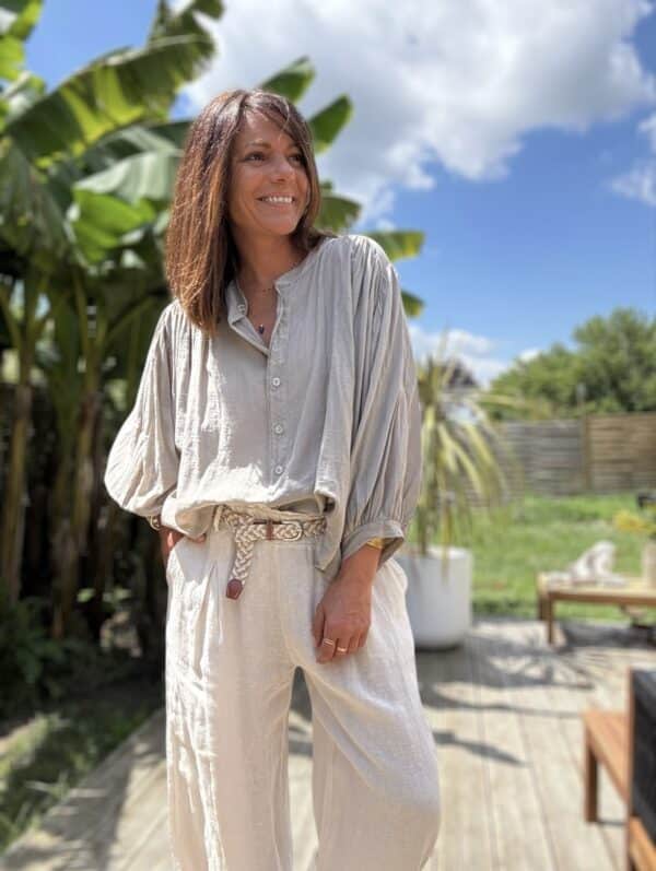 Chemise Clémence en voile de coton – Taupe Légère, fluide et naturelle, la chemise Clémence est votre alliée chic de l'été. Fabriquée en Italie. Couleur : Taupe Matière : 100 % voile de coton Taille unique : convient du 36 au 42/44 Coupe : Ample et fluide Finitions : Boutons en nacre Fabrication : Italie La chemise Clémence en voile de coton est une pièce légère, fluide et parfaite pour la saison estivale. Sa couleur taupe, douce et naturelle, s'accorde facilement avec toutes vos tenues estivales. Grâce à sa matière respirante, elle se porte même lors des journées les plus chaudes. Sa coupe ample et confortable convient à toutes les morphologies, du 36 au 44. Les boutons en nacre ajoutent une touche d’élégance discrète à l’ensemble. Polyvalente, vous pouvez la porter ouverte sur un top, nouée à la taille ou rentrée dans un short. Fabriquée en Italie, elle allie qualité, style et confort. Clémence deviendra vite un indispensable de votre dressing d'été. Conseil style : Associez-la à un pantalon blanc et des sandales plates pour un look estival naturel et chic. #chemiseClémence #voiledecoton #fabriquéenitalie #modefemme #tailleunique