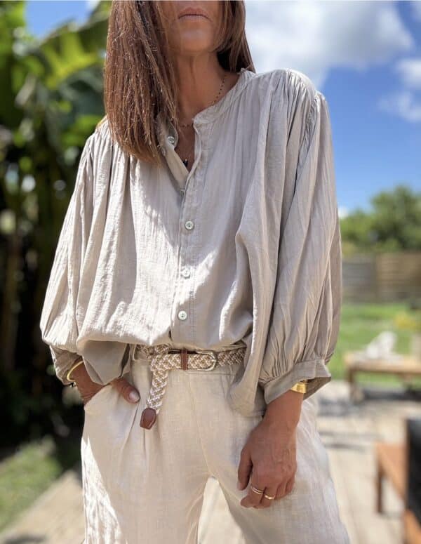 Chemise Clémence en voile de coton – Taupe Légère, fluide et naturelle, la chemise Clémence est votre alliée chic de l'été. Fabriquée en Italie. Couleur : Taupe Matière : 100 % voile de coton Taille unique : convient du 36 au 42/44 Coupe : Ample et fluide Finitions : Boutons en nacre Fabrication : Italie La chemise Clémence en voile de coton est une pièce légère, fluide et parfaite pour la saison estivale. Sa couleur taupe, douce et naturelle, s'accorde facilement avec toutes vos tenues estivales. Grâce à sa matière respirante, elle se porte même lors des journées les plus chaudes. Sa coupe ample et confortable convient à toutes les morphologies, du 36 au 44. Les boutons en nacre ajoutent une touche d’élégance discrète à l’ensemble. Polyvalente, vous pouvez la porter ouverte sur un top, nouée à la taille ou rentrée dans un short. Fabriquée en Italie, elle allie qualité, style et confort. Clémence deviendra vite un indispensable de votre dressing d'été. Conseil style : Associez-la à un pantalon blanc et des sandales plates pour un look estival naturel et chic. #chemiseClémence #voiledecoton #fabriquéenitalie #modefemme #tailleunique