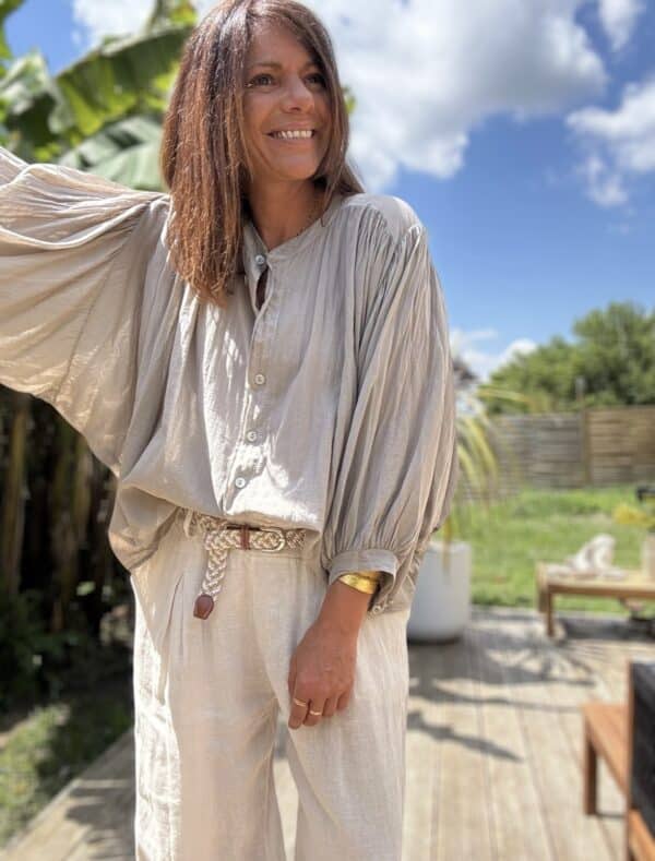 Chemise Clémence en voile de coton – Taupe Légère, fluide et naturelle, la chemise Clémence est votre alliée chic de l'été. Fabriquée en Italie. Couleur : Taupe Matière : 100 % voile de coton Taille unique : convient du 36 au 42/44 Coupe : Ample et fluide Finitions : Boutons en nacre Fabrication : Italie La chemise Clémence en voile de coton est une pièce légère, fluide et parfaite pour la saison estivale. Sa couleur taupe, douce et naturelle, s'accorde facilement avec toutes vos tenues estivales. Grâce à sa matière respirante, elle se porte même lors des journées les plus chaudes. Sa coupe ample et confortable convient à toutes les morphologies, du 36 au 44. Les boutons en nacre ajoutent une touche d’élégance discrète à l’ensemble. Polyvalente, vous pouvez la porter ouverte sur un top, nouée à la taille ou rentrée dans un short. Fabriquée en Italie, elle allie qualité, style et confort. Clémence deviendra vite un indispensable de votre dressing d'été. Conseil style : Associez-la à un pantalon blanc et des sandales plates pour un look estival naturel et chic. #chemiseClémence #voiledecoton #fabriquéenitalie #modefemme #tailleunique
