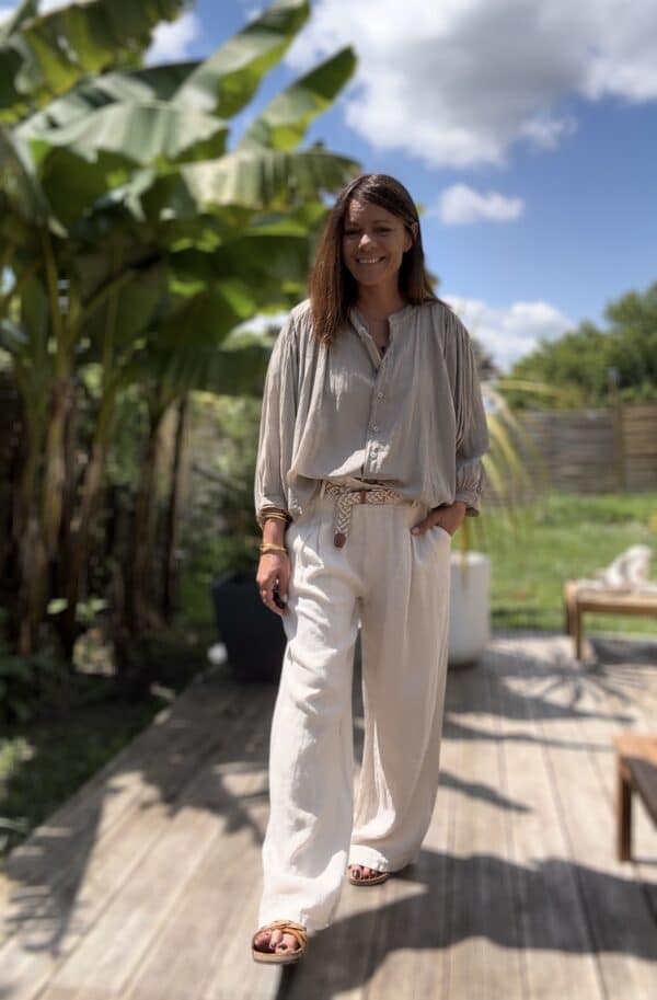 Chemise Clémence en voile de coton – Taupe Légère, fluide et naturelle, la chemise Clémence est votre alliée chic de l'été. Fabriquée en Italie. Couleur : Taupe Matière : 100 % voile de coton Taille unique : convient du 36 au 42/44 Coupe : Ample et fluide Finitions : Boutons en nacre Fabrication : Italie La chemise Clémence en voile de coton est une pièce légère, fluide et parfaite pour la saison estivale. Sa couleur taupe, douce et naturelle, s'accorde facilement avec toutes vos tenues estivales. Grâce à sa matière respirante, elle se porte même lors des journées les plus chaudes. Sa coupe ample et confortable convient à toutes les morphologies, du 36 au 44. Les boutons en nacre ajoutent une touche d’élégance discrète à l’ensemble. Polyvalente, vous pouvez la porter ouverte sur un top, nouée à la taille ou rentrée dans un short. Fabriquée en Italie, elle allie qualité, style et confort. Clémence deviendra vite un indispensable de votre dressing d'été. Conseil style : Associez-la à un pantalon blanc et des sandales plates pour un look estival naturel et chic. #chemiseClémence #voiledecoton #fabriquéenitalie #modefemme #tailleunique