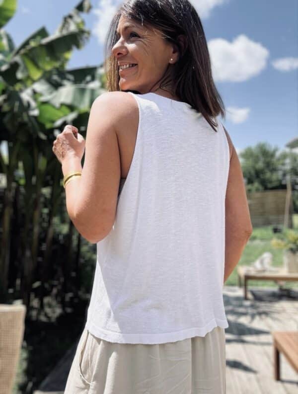 Débardeur blanc fluide en lin Réf. : DB-LIN-BLANC En stock Débardeur blanc fluide en lin, parfait pour l'été. Taille unique (36 à 42), fabrication italienne. Léger, chic et naturel. Description Le débardeur blanc fluide est une pièce essentielle pour la belle saison. Il contient du lin pour une sensation de fraîcheur et une grande légèreté. Sa coupe fluide convient parfaitement du 36 au 42. Il est entièrement fabriqué en Italie, dans des ateliers de qualité. Facile à associer, il s’adapte à tous vos looks : décontracté ou chic. À porter avec un short en jean ou le pantalon Pierre pour un look estival complet. Détails du produit Coloris : Blanc Matière : Mélange de coton et lin Coupe : Fluide Taille unique (du 36 au 42) Fabrication : Italie Style : Décontracté chic Conseil style Associez-le à un short en jean ou au pantalon Pierre beige pour une silhouette naturelle et élégante. #débardeurblanc #linitalien #fabriquéenitalie #lookété #tailleunique