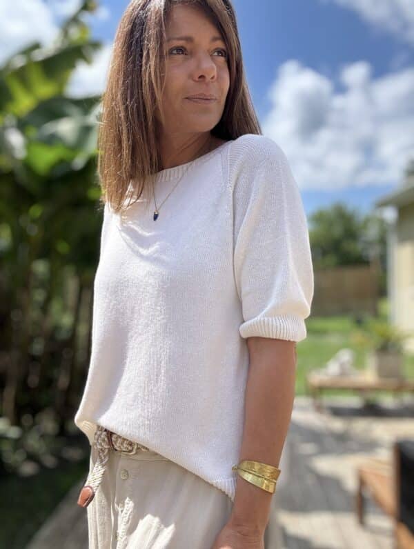 Pull Florentin – Écru léger Réf. : FLOR-ECRU En stock Pull léger à manches courtes raglan. Couleur écrue, coupe fluide. Taille unique du 36 au 42/44. Fabriqué en Italie avec un doux mélange de coton. Description Le pull Florentin est une pièce fluide et légère, parfaite pour l'été. Il est tricoté dans un doux mélange contenant du coton. Ses manches raglan courtes lui donnent une allure moderne et décontractée. La couleur écrue s'accorde avec toutes vos tenues estivales. La coupe ample convient aux tailles du 36 au 42/44. Fabriqué en Italie, il bénéficie d'une qualité de confection remarquable. À porter avec le pantalon Pierre ou une jupe fluide pour un look naturel. Détails du produit Couleur : Écru Matière : Mélange contenant du coton Coupe : Fluide Manches : Courtes, raglan Taille unique (36 à 42/44) Fabrication : Italie Conseil style Associez-le au pantalon large en lin Pierre ou à une jupe légère pour un look chic et naturel. #pullflorentin #fabriquéenitalie #modefemme #lookété #tailleunique