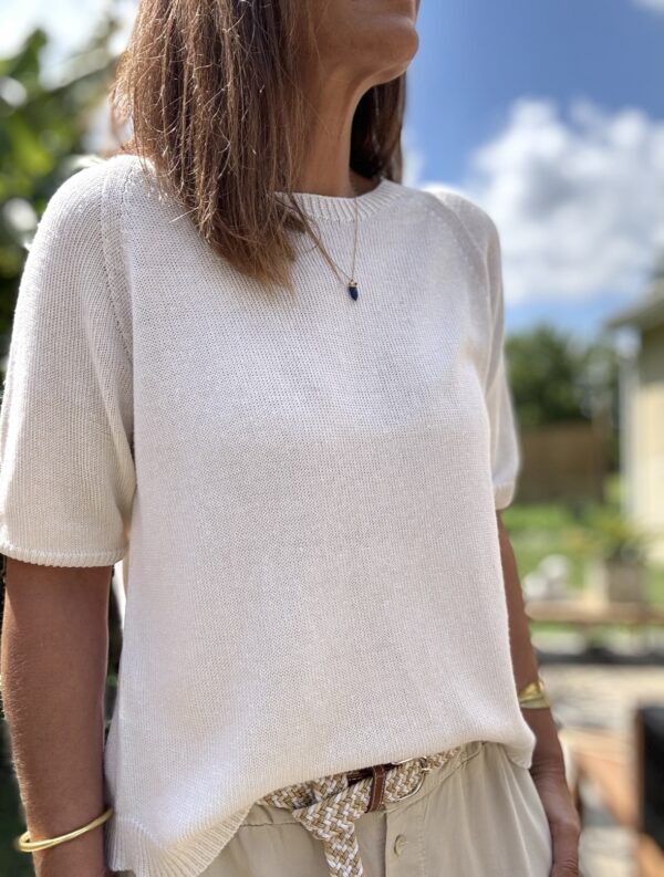 Pull Florentin – Écru léger Réf. : FLOR-ECRU En stock Pull léger à manches courtes raglan. Couleur écrue, coupe fluide. Taille unique du 36 au 42/44. Fabriqué en Italie avec un doux mélange de coton. Description Le pull Florentin est une pièce fluide et légère, parfaite pour l'été. Il est tricoté dans un doux mélange contenant du coton. Ses manches raglan courtes lui donnent une allure moderne et décontractée. La couleur écrue s'accorde avec toutes vos tenues estivales. La coupe ample convient aux tailles du 36 au 42/44. Fabriqué en Italie, il bénéficie d'une qualité de confection remarquable. À porter avec le pantalon Pierre ou une jupe fluide pour un look naturel. Détails du produit Couleur : Écru Matière : Mélange contenant du coton Coupe : Fluide Manches : Courtes, raglan Taille unique (36 à 42/44) Fabrication : Italie Conseil style Associez-le au pantalon large en lin Pierre ou à une jupe légère pour un look chic et naturel. #pullflorentin #fabriquéenitalie #modefemme #lookété #tailleunique