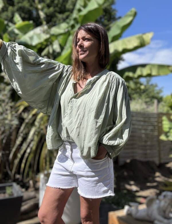 Chemise en voile de coton – Kaki clair – Taille unique Fabrication italienne | Taille unique 36 à 42-44 | Voile de coton léger Découvrez cette chemise ample en voile de coton, parfaite pour l'été. Sa coupe fluide convient à toutes les silhouettes et sa matière légère assure un confort optimal même par fortes chaleurs. Couleur : Kaki clair Matière : 100 % coton Finition : Boutons nacrés Coupe : Ample et fluide Taille unique (convient du 36 au 42-44) Fabriquée en Italie À porter ouverte sur un débardeur, nouée à la taille ou rentrée dans un short taille haute. Polyvalente et élégante, elle deviendra votre indispensable de l'été. Conseil style : Associez-la à un pantalon blanc, des sandales en cuir et quelques bijoux dorés pour un look chic et naturel.