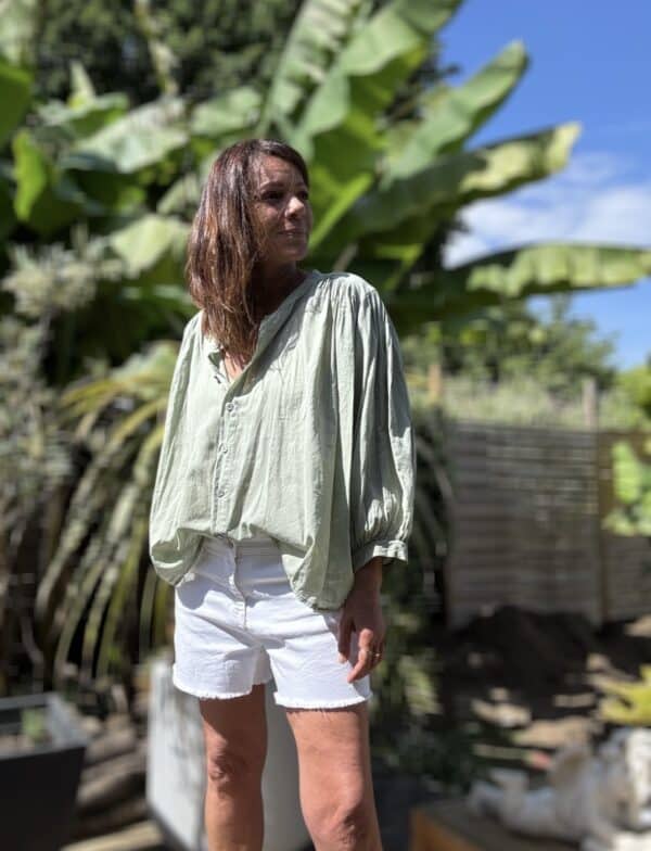 Chemise en voile de coton – Kaki clair – Taille unique Fabrication italienne | Taille unique 36 à 42-44 | Voile de coton léger Découvrez cette chemise ample en voile de coton, parfaite pour l'été. Sa coupe fluide convient à toutes les silhouettes et sa matière légère assure un confort optimal même par fortes chaleurs. Couleur : Kaki clair Matière : 100 % coton Finition : Boutons nacrés Coupe : Ample et fluide Taille unique (convient du 36 au 42-44) Fabriquée en Italie À porter ouverte sur un débardeur, nouée à la taille ou rentrée dans un short taille haute. Polyvalente et élégante, elle deviendra votre indispensable de l'été. Conseil style : Associez-la à un pantalon blanc, des sandales en cuir et quelques bijoux dorés pour un look chic et naturel.