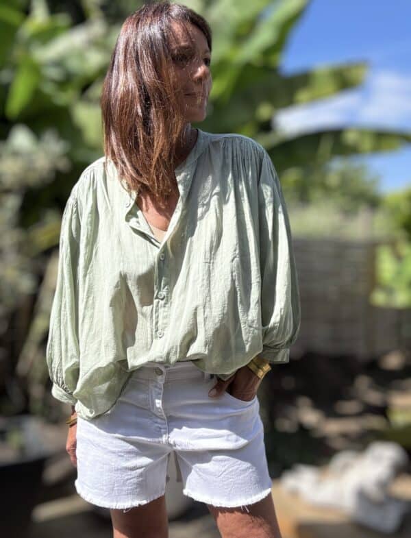 Chemise en voile de coton – Kaki clair – Taille unique Fabrication italienne | Taille unique 36 à 42-44 | Voile de coton léger Découvrez cette chemise ample en voile de coton, parfaite pour l'été. Sa coupe fluide convient à toutes les silhouettes et sa matière légère assure un confort optimal même par fortes chaleurs. Couleur : Kaki clair Matière : 100 % coton Finition : Boutons nacrés Coupe : Ample et fluide Taille unique (convient du 36 au 42-44) Fabriquée en Italie À porter ouverte sur un débardeur, nouée à la taille ou rentrée dans un short taille haute. Polyvalente et élégante, elle deviendra votre indispensable de l'été. Conseil style : Associez-la à un pantalon blanc, des sandales en cuir et quelques bijoux dorés pour un look chic et naturel.