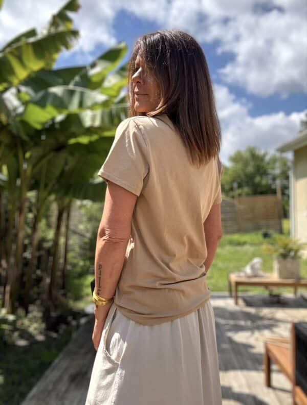 T-shirt Bruno camel – Col V, coton et élasthanne Réf. : BRUNO-CAMEL En stock Bruno est un t-shirt camel clair à col V. Coupe droite, manches courtes. Composition : 95 % coton, 5 % élasthanne. Taille unique du 36 au 42. Fabrication italienne. Description Bruno est un t-shirt camel fluide et confortable. Col V flatteur, manches courtes et coupe droite universelle. 95 % coton, 5 % élasthanne pour une matière extensible. Taille unique adaptée du 36 au 42. Fabriqué avec soin en Italie. Détails du produit Nom : Bruno Couleur : Camel clair Col : V Manches : Courtes Coupe : Droite Matière : 95 % coton, 5 % élasthanne Taille unique : 36 à 42 Fabrication : Italie Conseil style Associez Bruno à un jean, un short ou un pantalon fluide beige pour un look naturel et stylé. #bruno #tshirtcamel #colV #tailleunique #fabriquéenitalie