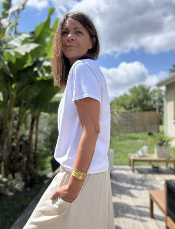 T-shirt col V blanc – Coton et élasthanne Réf. : TSHIRT-V-BLANC En stock T-shirt blanc col V, manches courtes, coupe droite. Composition : 95 % coton, 5 % élasthanne. Taille unique (36 à 42). Fabrication italienne. Description Ce t-shirt blanc est un basique chic et confortable. Son col V met en valeur la silhouette sans effort. La coupe droite et les manches courtes conviennent à toutes. Sa matière douce est composée de 95 % coton et 5 % d’élasthanne. Elle apporte souplesse, confort et respirabilité. La taille unique convient aux morphologies du 36 au 42. Fabriqué en Italie, il allie qualité et finitions soignées. Détails du produit Couleur : Blanc Col : V Manches : Courtes Coupe : Droite Matière : 95 % coton, 5 % élasthanne Taille unique : 36 à 42 Fabrication : Italie Conseil style Associez-le à un jean clair, une jupe fluide ou un pantalon taille haute pour un look simple et efficace. #tshirtblanc #colV #cotoneelasthanne #tailleunique #fabriquéenitalie