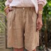 Short femme en lin camel - Modèle Timéo Craquez pour la version camel du short Timéo. Sa coupe ample et sa fabrication italienne en font un indispensable de l’été. Coupe droite et confortable Pinces sur le devant Fermeture zippée avec bouton Passants pour ajouter une ceinture Dos élastiqué pour plus de confort Coloris camel, doux et élégant 100 % lin naturel, léger et respirant Fabrication italienne de qualité Ce short s’associe facilement avec du blanc, du noir ou des tons terracotta. À porter aussi bien en ville qu’en vacances. Conseil taille : Prenez votre taille habituelle. Le modèle taille normalement.