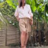 Short femme en lin camel - Modèle Timéo Craquez pour la version camel du short Timéo. Sa coupe ample et sa fabrication italienne en font un indispensable de l’été. Coupe droite et confortable Pinces sur le devant Fermeture zippée avec bouton Passants pour ajouter une ceinture Dos élastiqué pour plus de confort Coloris camel, doux et élégant 100 % lin naturel, léger et respirant Fabrication italienne de qualité Ce short s’associe facilement avec du blanc, du noir ou des tons terracotta. À porter aussi bien en ville qu’en vacances. Conseil taille : Prenez votre taille habituelle. Le modèle taille normalement.