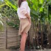 Short femme en lin camel - Modèle Timéo Craquez pour la version camel du short Timéo. Sa coupe ample et sa fabrication italienne en font un indispensable de l’été. Coupe droite et confortable Pinces sur le devant Fermeture zippée avec bouton Passants pour ajouter une ceinture Dos élastiqué pour plus de confort Coloris camel, doux et élégant 100 % lin naturel, léger et respirant Fabrication italienne de qualité Ce short s’associe facilement avec du blanc, du noir ou des tons terracotta. À porter aussi bien en ville qu’en vacances. Conseil taille : Prenez votre taille habituelle. Le modèle taille normalement.
