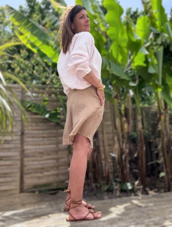 Short femme en lin camel - Modèle Timéo Craquez pour la version camel du short Timéo. Sa coupe ample et sa fabrication italienne en font un indispensable de l’été. Coupe droite et confortable Pinces sur le devant Fermeture zippée avec bouton Passants pour ajouter une ceinture Dos élastiqué pour plus de confort Coloris camel, doux et élégant 100 % lin naturel, léger et respirant Fabrication italienne de qualité Ce short s’associe facilement avec du blanc, du noir ou des tons terracotta. À porter aussi bien en ville qu’en vacances. Conseil taille : Prenez votre taille habituelle. Le modèle taille normalement.