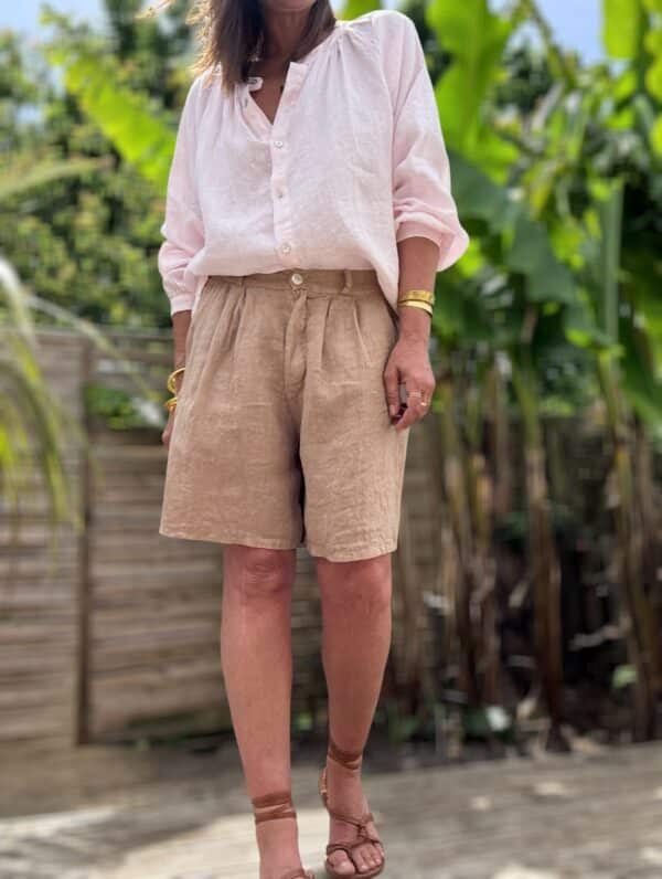 Short femme en lin camel - Modèle Timéo Craquez pour la version camel du short Timéo. Sa coupe ample et sa fabrication italienne en font un indispensable de l’été. Coupe droite et confortable Pinces sur le devant Fermeture zippée avec bouton Passants pour ajouter une ceinture Dos élastiqué pour plus de confort Coloris camel, doux et élégant 100 % lin naturel, léger et respirant Fabrication italienne de qualité Ce short s’associe facilement avec du blanc, du noir ou des tons terracotta. À porter aussi bien en ville qu’en vacances. Conseil taille : Prenez votre taille habituelle. Le modèle taille normalement.