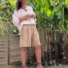 Short femme en lin camel - Modèle Timéo Craquez pour la version camel du short Timéo. Sa coupe ample et sa fabrication italienne en font un indispensable de l’été. Coupe droite et confortable Pinces sur le devant Fermeture zippée avec bouton Passants pour ajouter une ceinture Dos élastiqué pour plus de confort Coloris camel, doux et élégant 100 % lin naturel, léger et respirant Fabrication italienne de qualité Ce short s’associe facilement avec du blanc, du noir ou des tons terracotta. À porter aussi bien en ville qu’en vacances. Conseil taille : Prenez votre taille habituelle. Le modèle taille normalement.