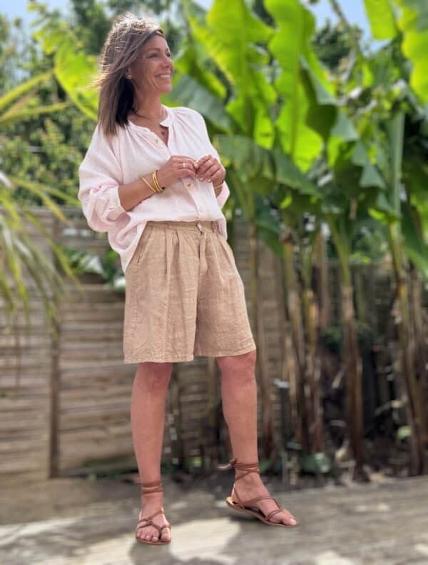 Short femme en lin camel - Modèle Timéo Craquez pour la version camel du short Timéo. Sa coupe ample et sa fabrication italienne en font un indispensable de l’été. Coupe droite et confortable Pinces sur le devant Fermeture zippée avec bouton Passants pour ajouter une ceinture Dos élastiqué pour plus de confort Coloris camel, doux et élégant 100 % lin naturel, léger et respirant Fabrication italienne de qualité Ce short s’associe facilement avec du blanc, du noir ou des tons terracotta. À porter aussi bien en ville qu’en vacances. Conseil taille : Prenez votre taille habituelle. Le modèle taille normalement.