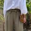 Pantalon femme en lin kaki - Modèle Pierre Fabriqué en Italie, le pantalon Pierre est confectionné en lin de haute qualité. Sa coupe droite et large sublime la silhouette tout en garantissant un confort optimal. Coupe droite et fluide Taille haute avec pinces Passants pour ceinture Ceinture amovible incluse Deux poches latérales pratiques Tissu 100 % lin, léger et respirant Coloris kaki intemporel Ce modèle polyvalent se porte aussi bien en journée qu’en soirée. Associez-le à une blouse élégante ou un t-shirt basique pour un look tout en contraste. Conseil taille : Prenez votre taille habituelle. Le modèle taille normalement.