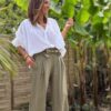 Pantalon femme en lin kaki - Modèle Pierre Fabriqué en Italie, le pantalon Pierre est confectionné en lin de haute qualité. Sa coupe droite et large sublime la silhouette tout en garantissant un confort optimal. Coupe droite et fluide Taille haute avec pinces Passants pour ceinture Ceinture amovible incluse Deux poches latérales pratiques Tissu 100 % lin, léger et respirant Coloris kaki intemporel Ce modèle polyvalent se porte aussi bien en journée qu’en soirée. Associez-le à une blouse élégante ou un t-shirt basique pour un look tout en contraste. Conseil taille : Prenez votre taille habituelle. Le modèle taille normalement.