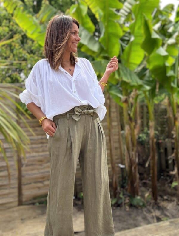 Pantalon femme en lin kaki - Modèle Pierre Fabriqué en Italie, le pantalon Pierre est confectionné en lin de haute qualité. Sa coupe droite et large sublime la silhouette tout en garantissant un confort optimal. Coupe droite et fluide Taille haute avec pinces Passants pour ceinture Ceinture amovible incluse Deux poches latérales pratiques Tissu 100 % lin, léger et respirant Coloris kaki intemporel Ce modèle polyvalent se porte aussi bien en journée qu’en soirée. Associez-le à une blouse élégante ou un t-shirt basique pour un look tout en contraste. Conseil taille : Prenez votre taille habituelle. Le modèle taille normalement.
