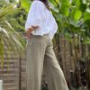 Pantalon femme en lin kaki - Modèle Pierre Fabriqué en Italie, le pantalon Pierre est confectionné en lin de haute qualité. Sa coupe droite et large sublime la silhouette tout en garantissant un confort optimal. Coupe droite et fluide Taille haute avec pinces Passants pour ceinture Ceinture amovible incluse Deux poches latérales pratiques Tissu 100 % lin, léger et respirant Coloris kaki intemporel Ce modèle polyvalent se porte aussi bien en journée qu’en soirée. Associez-le à une blouse élégante ou un t-shirt basique pour un look tout en contraste. Conseil taille : Prenez votre taille habituelle. Le modèle taille normalement.