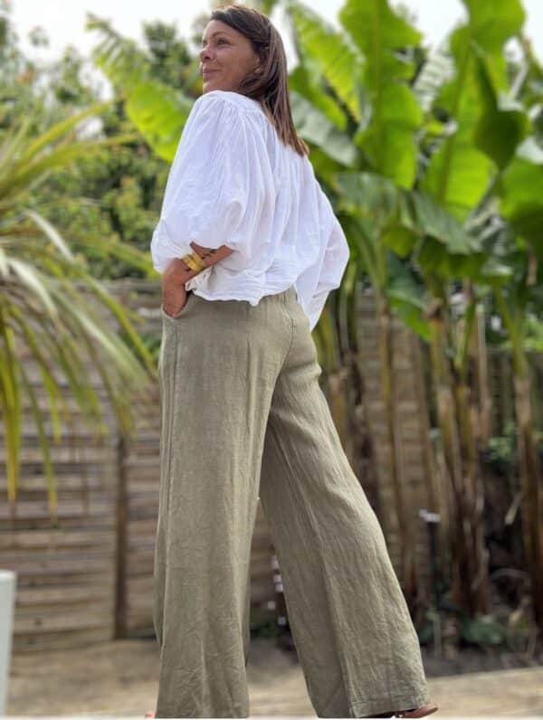 Pantalon femme en lin kaki - Modèle Pierre Fabriqué en Italie, le pantalon Pierre est confectionné en lin de haute qualité. Sa coupe droite et large sublime la silhouette tout en garantissant un confort optimal. Coupe droite et fluide Taille haute avec pinces Passants pour ceinture Ceinture amovible incluse Deux poches latérales pratiques Tissu 100 % lin, léger et respirant Coloris kaki intemporel Ce modèle polyvalent se porte aussi bien en journée qu’en soirée. Associez-le à une blouse élégante ou un t-shirt basique pour un look tout en contraste. Conseil taille : Prenez votre taille habituelle. Le modèle taille normalement.