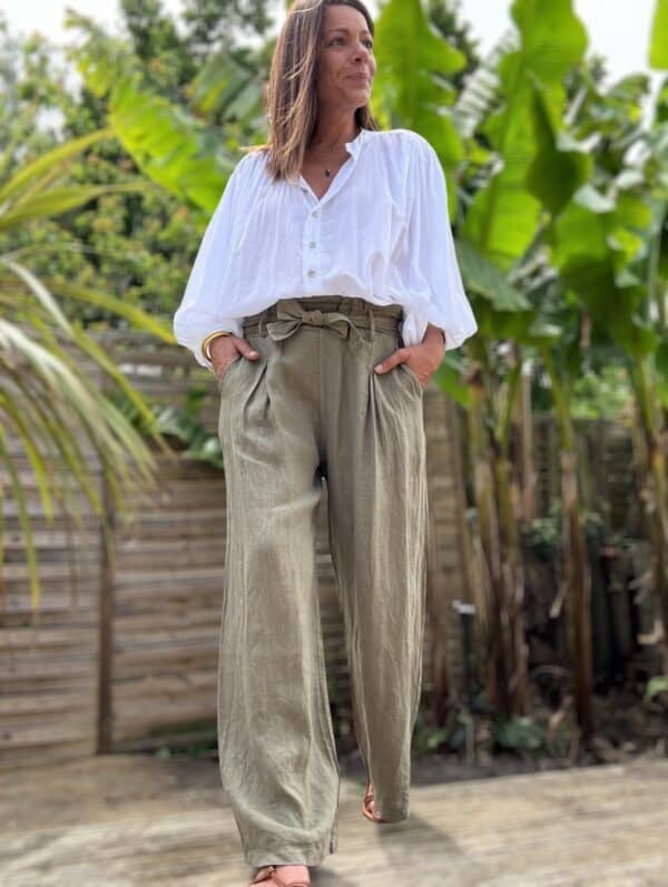 Pantalon femme en lin kaki - Modèle Pierre Fabriqué en Italie, le pantalon Pierre est confectionné en lin de haute qualité. Sa coupe droite et large sublime la silhouette tout en garantissant un confort optimal. Coupe droite et fluide Taille haute avec pinces Passants pour ceinture Ceinture amovible incluse Deux poches latérales pratiques Tissu 100 % lin, léger et respirant Coloris kaki intemporel Ce modèle polyvalent se porte aussi bien en journée qu’en soirée. Associez-le à une blouse élégante ou un t-shirt basique pour un look tout en contraste. Conseil taille : Prenez votre taille habituelle. Le modèle taille normalement.