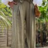 Pantalon femme en lin kaki - Modèle Pierre Fabriqué en Italie, le pantalon Pierre est confectionné en lin de haute qualité. Sa coupe droite et large sublime la silhouette tout en garantissant un confort optimal. Coupe droite et fluide Taille haute avec pinces Passants pour ceinture Ceinture amovible incluse Deux poches latérales pratiques Tissu 100 % lin, léger et respirant Coloris kaki intemporel Ce modèle polyvalent se porte aussi bien en journée qu’en soirée. Associez-le à une blouse élégante ou un t-shirt basique pour un look tout en contraste. Conseil taille : Prenez votre taille habituelle. Le modèle taille normalement.