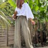 Pantalon femme en lin kaki - Modèle Pierre Fabriqué en Italie, le pantalon Pierre est confectionné en lin de haute qualité. Sa coupe droite et large sublime la silhouette tout en garantissant un confort optimal. Coupe droite et fluide Taille haute avec pinces Passants pour ceinture Ceinture amovible incluse Deux poches latérales pratiques Tissu 100 % lin, léger et respirant Coloris kaki intemporel Ce modèle polyvalent se porte aussi bien en journée qu’en soirée. Associez-le à une blouse élégante ou un t-shirt basique pour un look tout en contraste. Conseil taille : Prenez votre taille habituelle. Le modèle taille normalement.