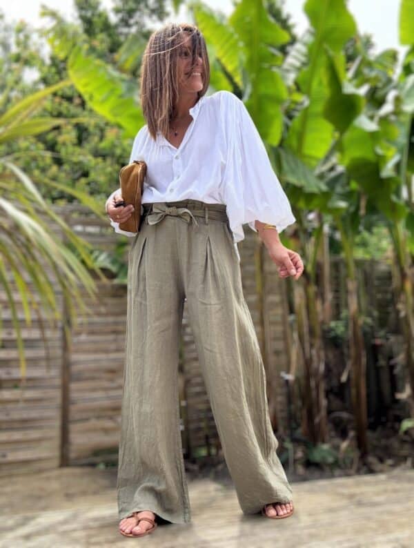 Pantalon femme en lin kaki - Modèle Pierre Fabriqué en Italie, le pantalon Pierre est confectionné en lin de haute qualité. Sa coupe droite et large sublime la silhouette tout en garantissant un confort optimal. Coupe droite et fluide Taille haute avec pinces Passants pour ceinture Ceinture amovible incluse Deux poches latérales pratiques Tissu 100 % lin, léger et respirant Coloris kaki intemporel Ce modèle polyvalent se porte aussi bien en journée qu’en soirée. Associez-le à une blouse élégante ou un t-shirt basique pour un look tout en contraste. Conseil taille : Prenez votre taille habituelle. Le modèle taille normalement.