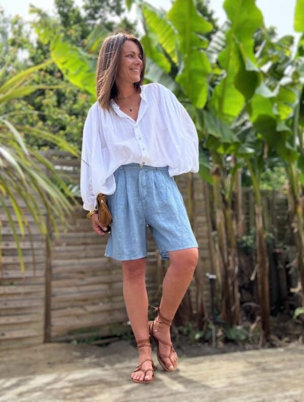 Short femme en lin bleu - Modèle Timéo Élégance et fraîcheur estivale réunies dans le short Timéo. Sa coupe droite et ample épouse le corps tout en liberté. Coupe droite, ample et confortable Pinces à l’avant pour une taille structurée Fermeture zippée + bouton Passants à la taille pour ajouter une ceinture Dos élastiqué pour un ajustement parfait Coloris bleu, profond et lumineux 100 % lin naturel, léger et respirant Fabrication italienne de qualité Idéal pour les beaux jours, ce short s’associe facilement à toutes vos tenues. Portez-le avec un top blanc ou un chemisier coloré. Conseil taille : Le modèle taille normalement. Prenez votre taille habituelle.