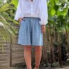 Short femme en lin bleu - Modèle Timéo Élégance et fraîcheur estivale réunies dans le short Timéo. Sa coupe droite et ample épouse le corps tout en liberté. Coupe droite, ample et confortable Pinces à l’avant pour une taille structurée Fermeture zippée + bouton Passants à la taille pour ajouter une ceinture Dos élastiqué pour un ajustement parfait Coloris bleu, profond et lumineux 100 % lin naturel, léger et respirant Fabrication italienne de qualité Idéal pour les beaux jours, ce short s’associe facilement à toutes vos tenues. Portez-le avec un top blanc ou un chemisier coloré. Conseil taille : Le modèle taille normalement. Prenez votre taille habituelle.