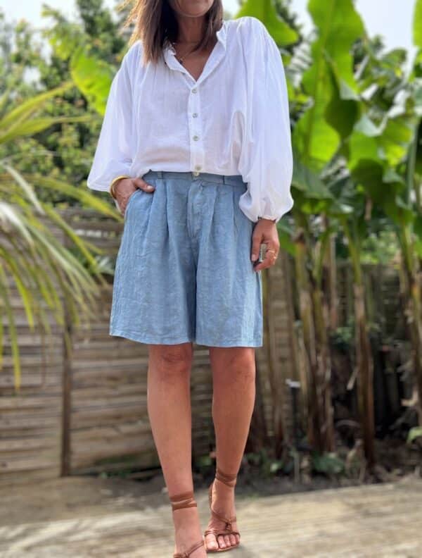 Short femme en lin bleu - Modèle Timéo Élégance et fraîcheur estivale réunies dans le short Timéo. Sa coupe droite et ample épouse le corps tout en liberté. Coupe droite, ample et confortable Pinces à l’avant pour une taille structurée Fermeture zippée + bouton Passants à la taille pour ajouter une ceinture Dos élastiqué pour un ajustement parfait Coloris bleu, profond et lumineux 100 % lin naturel, léger et respirant Fabrication italienne de qualité Idéal pour les beaux jours, ce short s’associe facilement à toutes vos tenues. Portez-le avec un top blanc ou un chemisier coloré. Conseil taille : Le modèle taille normalement. Prenez votre taille habituelle.