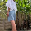 Short femme en lin bleu - Modèle Timéo Élégance et fraîcheur estivale réunies dans le short Timéo. Sa coupe droite et ample épouse le corps tout en liberté. Coupe droite, ample et confortable Pinces à l’avant pour une taille structurée Fermeture zippée + bouton Passants à la taille pour ajouter une ceinture Dos élastiqué pour un ajustement parfait Coloris bleu, profond et lumineux 100 % lin naturel, léger et respirant Fabrication italienne de qualité Idéal pour les beaux jours, ce short s’associe facilement à toutes vos tenues. Portez-le avec un top blanc ou un chemisier coloré. Conseil taille : Le modèle taille normalement. Prenez votre taille habituelle.