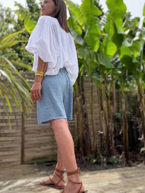 Short femme en lin bleu - Modèle Timéo Élégance et fraîcheur estivale réunies dans le short Timéo. Sa coupe droite et ample épouse le corps tout en liberté. Coupe droite, ample et confortable Pinces à l’avant pour une taille structurée Fermeture zippée + bouton Passants à la taille pour ajouter une ceinture Dos élastiqué pour un ajustement parfait Coloris bleu, profond et lumineux 100 % lin naturel, léger et respirant Fabrication italienne de qualité Idéal pour les beaux jours, ce short s’associe facilement à toutes vos tenues. Portez-le avec un top blanc ou un chemisier coloré. Conseil taille : Le modèle taille normalement. Prenez votre taille habituelle.